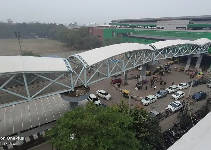 Hotel Moon Chanakyapuri Satya Niketan- Couple Friendly New Delhi